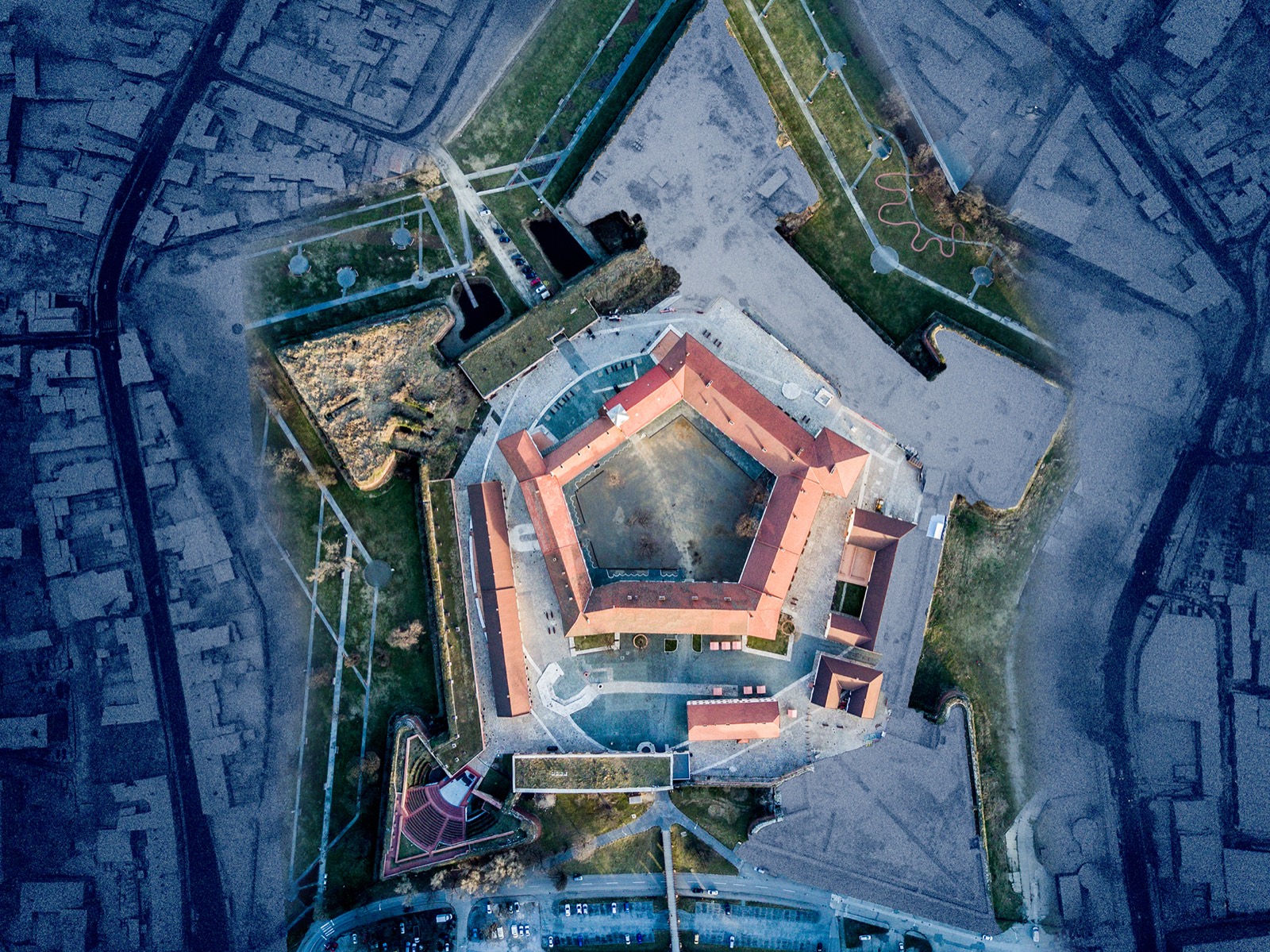 Vedere aeriană a Cetății Oradea, fortăreață în formă de pentagon.